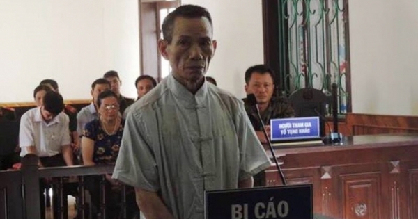 Dùng kẹo dụ dỗ để xâm hại bé gái trong nhà vệ sinh, U80 nhận 12 năm tù