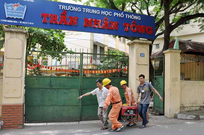 Bố tr&iacute; m&aacute;y ph&aacute;t điện dự ph&ograve;ng tại c&aacute;c hội đồng thi - Ảnh: Hoa Việt Cường