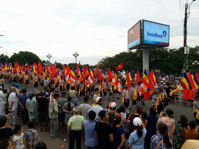 Phật tử tiến h&agrave;nh lễ rước Phật từ quốc tự Diệu Đế&nbsp;đến tổ đ&igrave;nh Từ Đ&agrave;m.&nbsp;(Ảnh: TH)