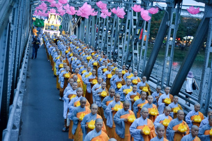 Đo&agrave;n rước Phật tr&ecirc;n cầu Trường Tiền.&nbsp;(Ảnh: ND)