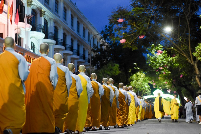 Đo&agrave;n rước Phật tr&ecirc;n đường đến ch&ugrave;a Từ Đ&agrave;m. (Ảnh: ND)