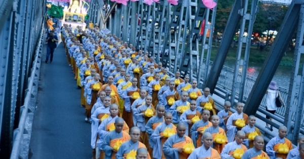 Huế: Trang nghiêm rước Phật từ quốc tự Diệu Đế đến tổ đình Từ Đàm