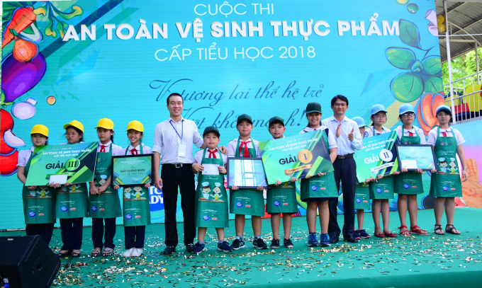 Đại diện FrieslandCampina trao giải cho c&aacute;c đội gi&agrave;nh chiến thắng trong nh&oacute;m học sinh tiểu học