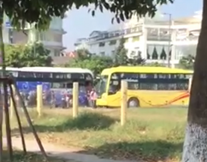 Nhiều xe trả kh&aacute;ch v&agrave;o c&aacute;c buổi s&aacute;ng b&ecirc;n trong b&atilde;i đỗ xe.