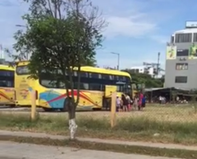 H&igrave;nh ảnh chiếc xe n&agrave;y đ&oacute;n kh&aacute;ch v&agrave;o s&aacute;ng 28/5 (ảnh cắt từ clip)