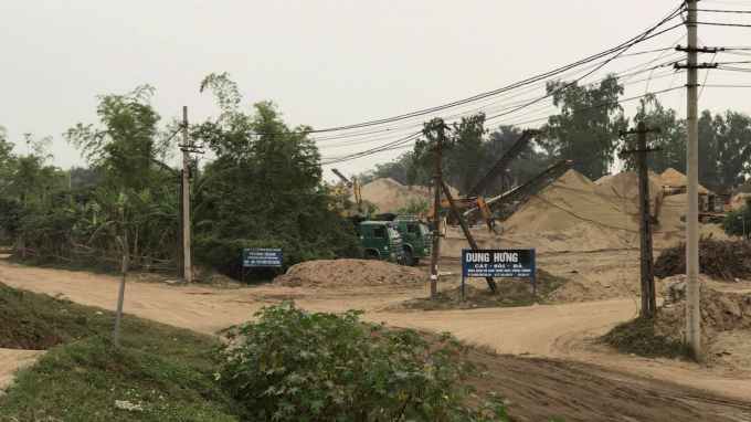 Những b&atilde;i c&aacute;t cao như n&uacute;i đang x&acirc;m hại nghi&ecirc;m trọng h&agrave;nh lang đ&ecirc; điều