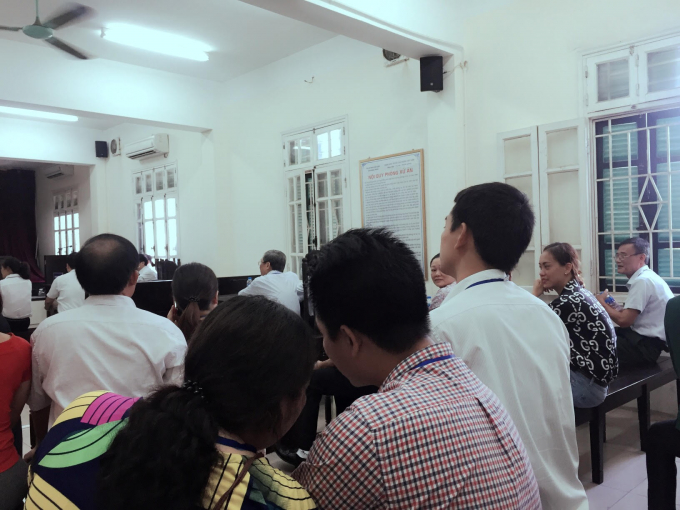 C&oacute; rất đ&ocirc;ng người d&acirc;n c&oacute; mặt trong phi&ecirc;n t&ograve;a x&eacute;t xử&nbsp;vụ &aacute;n Kinh doanh thương mai về việc đ&ograve;i tiền thu&ecirc; kiot giữa c&ocirc;ng ty TNHH MTV Dịch vụ nh&agrave; ở v&agrave; Đ&ocirc; thị v&agrave; b&agrave; Trần Bạch Điệp.