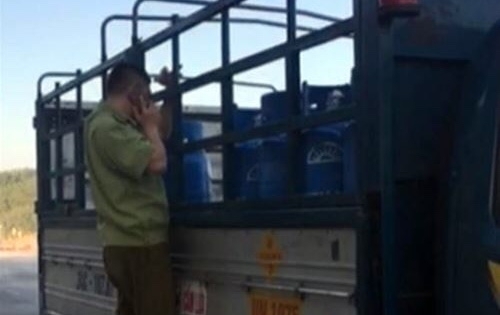 Quảng Ninh: Kỳ lạ cán bộ Quản lý thị trường dùng xe “báo chí ảo” kiểm tra xe tải