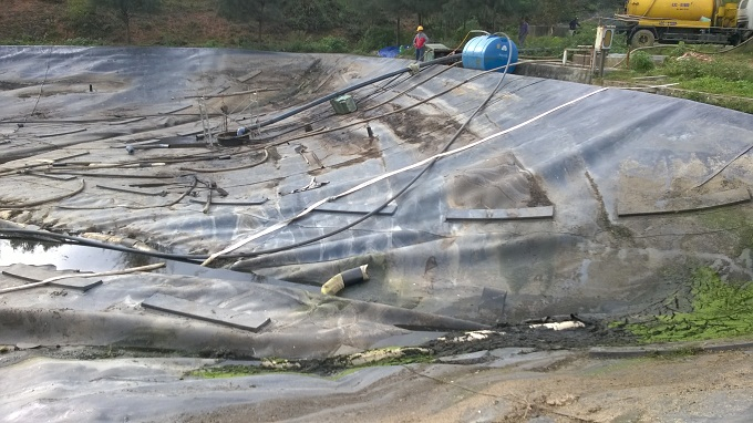 Nạo v&eacute;t b&ugrave;n hồ kỵ kh&iacute; tại B&atilde;i r&aacute;c Kh&aacute;nh Sơn.