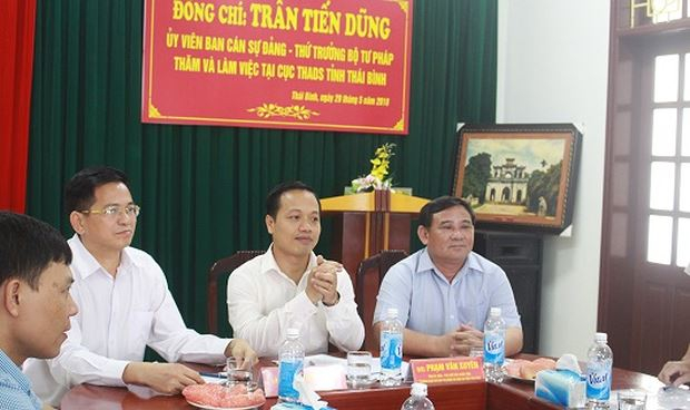 Thứ trưởng Trần Tiến Dũng thăm và&nbsp;l&agrave;m việc tại Cục Thi h&agrave;nh &aacute;n d&acirc;n sự tỉnh Th&aacute;i B&igrave;nh.