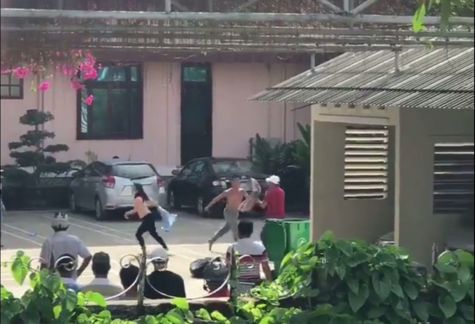 Khi đối tượng khống chế lỏng lẻo c&ocirc; g&aacute;i trẻ nhanh nhẹn bỏ chay.