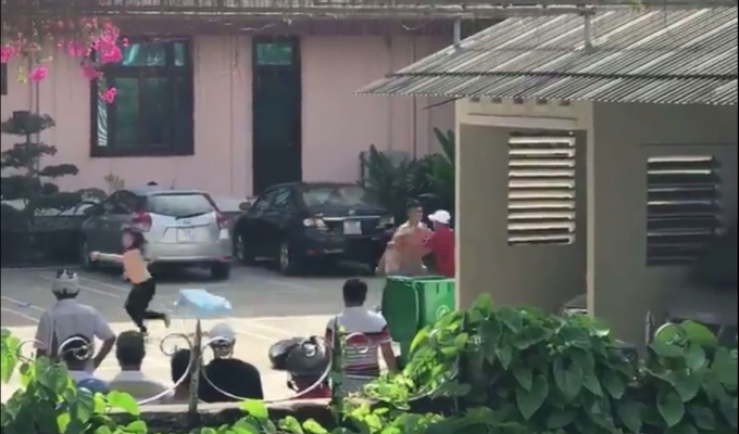 Thời điểm chị P. tr&uacute;t bỏ chiếc &aacute;o bỏ chạy tho&aacute;t khỏi sự khống chế của kẻ