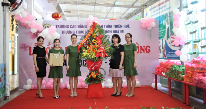 Ban chấp h&agrave;nh Hội phụ huynh trao tặng hoa cho l&atilde;nh đạo nh&agrave; trường.