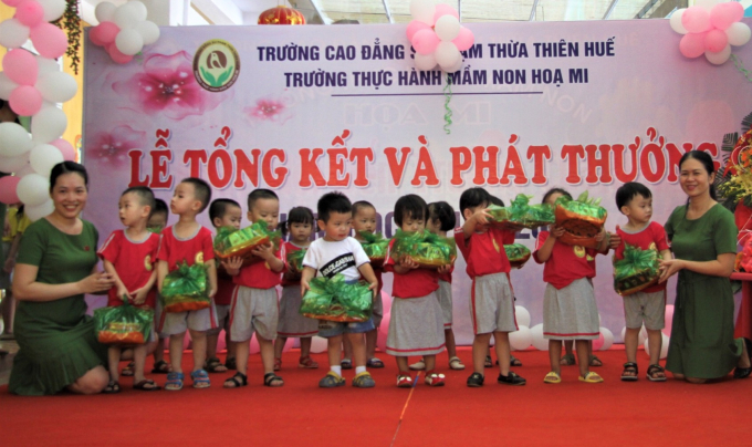 C&ocirc; Hồ Thị Thanh Hương - Hiệu trưởng trường Thực h&agrave;nh Mầm non Họa Mi&nbsp;(b&ecirc;n tr&aacute;i) trao tặng c&aacute;c phần qu&agrave; cho c&aacute;c ch&aacute;u trong buổi lễ tổng kết năm học 2017- 2018