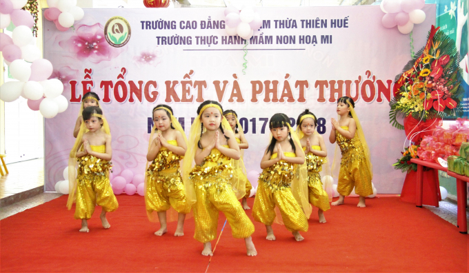 Tiết mục m&uacute;a Ấn Độ của c&aacute;c b&eacute;, tại buổi tổng kết.