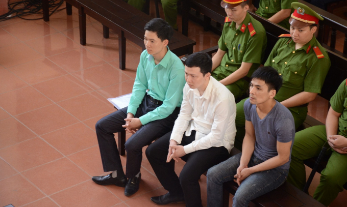 Hội đồng x&eacute;t xử tại vụ &aacute;n sự cố chạy thận l&agrave;m 9 người tử vong tại Bệnh viện đa khoa tỉnh H&ograve;a B&igrave;nh.