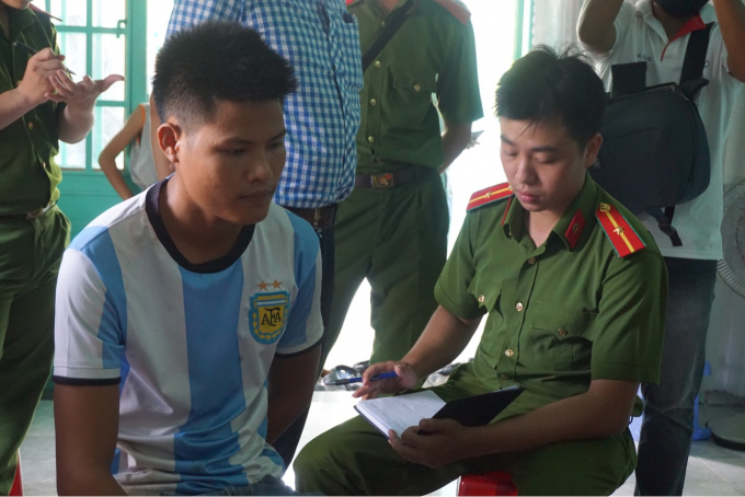 T&agrave;i xế S&aacute;ng (tr&aacute;i) khai nhận h&agrave;nh vi xả đổ dầu nhớt thải ra m&ocirc;i trường.