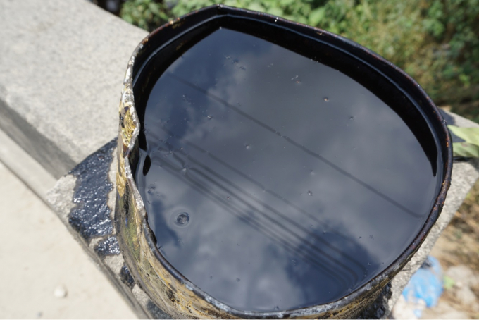 Nhớt thải được cơ quan chức năng ph&aacute;t hiện tr&ecirc;n xe của S&aacute;ng.