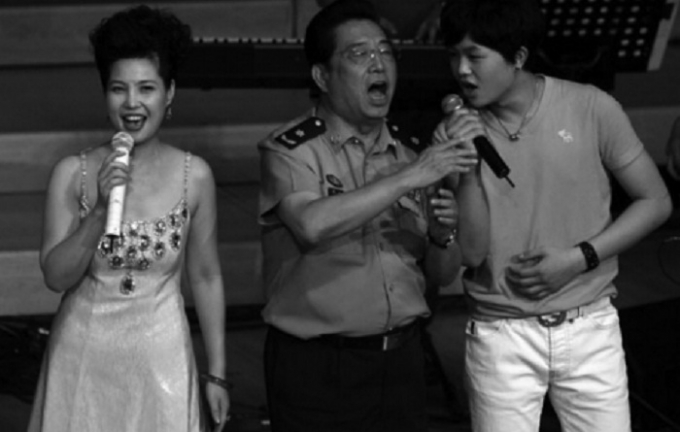 L&yacute; Thi&ecirc;n Nhất v&agrave; cha mẹ.