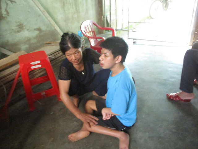 B&agrave; Trương Thị L&acirc;m b&ecirc;n con trai L&ecirc; Th&aacute;i Thuận bị t&agrave;n tật bẩm sinh.