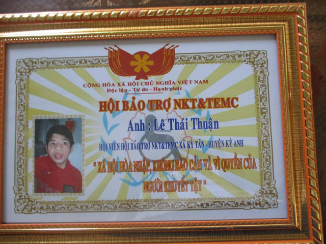 Tấm khung thẻ hội vi&ecirc;n kh&ocirc;ng r&otilde; của đơn vị n&agrave;o cấp c&ugrave;ng tấm ảnh thẻ được t&iacute;nh gi&aacute; 230.000 đồng.