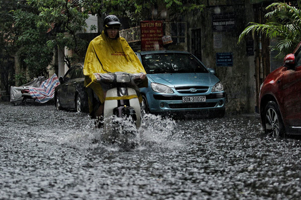 Mưa ngập ở H&agrave; Nội. Ảnh: Đo&agrave;n Bổng