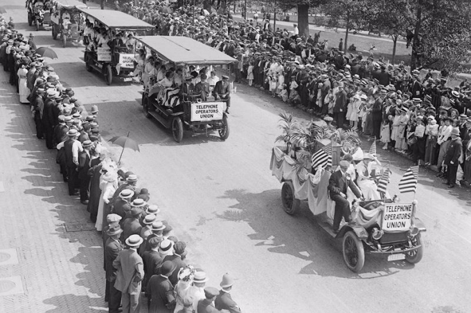 H&agrave;ng năm, cứ v&agrave;o ng&agrave;y 1/5, hợp đồng mới giữa người chủ sử dụng lao động v&agrave; người lao động thường được k&yacute; kết v&agrave; người d&acirc;n Mỹ thường tổ chức diễu h&agrave;nh quy m&ocirc; lớn.