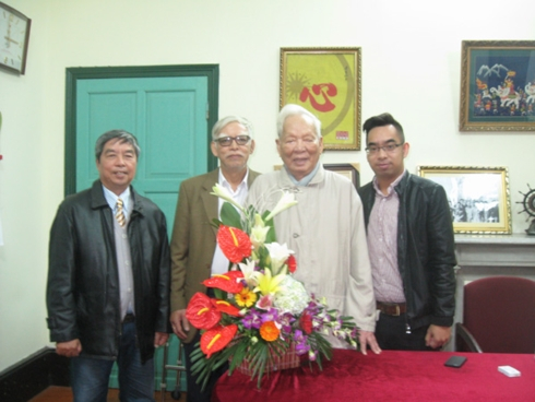 T&aacute;c giả Vũ Phạm Quyết Thắng (b&ecirc;n tr&aacute;i Đại tướng L&ecirc; Đức Anh) trong dịp sinh nhật nguy&ecirc;n Chủ tịch nước L&ecirc; Đức Anh ( th&aacute;ng&nbsp; 12/2014)