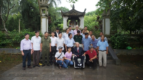 T&aacute;c giả Vũ Phạm Quyết Thắng (người đứng giữa, h&agrave;ng dưới c&ugrave;ng) trong chuyến th&aacute;p t&ugrave;ng nguy&ecirc;n CT nước L&ecirc; Đức Anh về Đường L&acirc;m thắp hương tại Lăng Ng&ocirc; Quyền (30/9/2017)