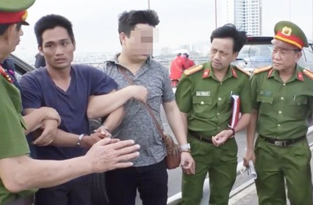 Cơ quan c&ocirc;ng an đưa B&ugrave;i Văn Hời thực nghiệm hiện trường n&eacute;m x&aacute;c con xuống s&ocirc;ng H&agrave;n. (Ảnh: Đo&agrave;n Nguy&ecirc;n)