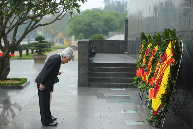 Trong khu&ocirc;n khổ chuyến thăm, Nh&agrave; vua Akihito v&agrave; Ho&agrave;ng hậu Michiko đ&atilde; đến đặt v&ograve;ng hoa v&agrave; viếng lăng Chủ tịch Hồ Ch&iacute; Minh, vị l&atilde;nh tụ vĩ đại của d&acirc;n tộc Việt Nam. Theo b&aacute;o Mainichi của Nhật Bản, Việt Nam l&agrave; một trong những điểm đến nước ngo&agrave;i quan trọng cuối c&ugrave;ng của Nh&agrave; vua Akihito khi c&ograve;n tại vị.