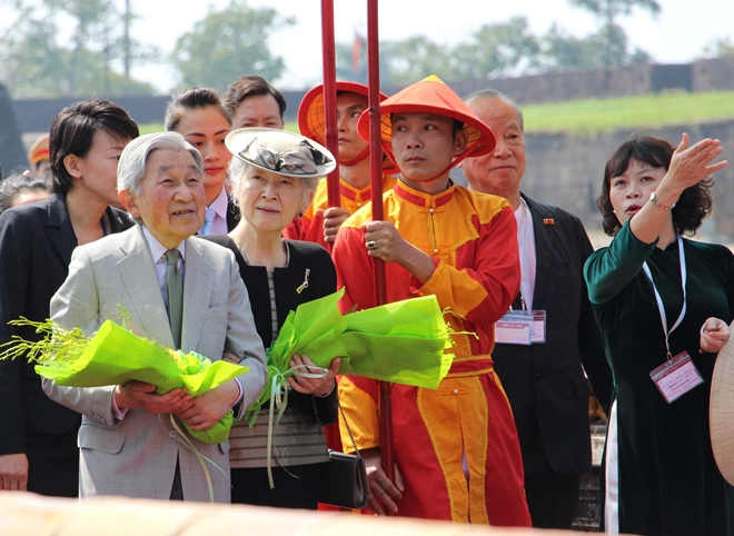 Chiều 3-3-2017, Nh&agrave; vua Nhật Bản Akihito v&agrave; Ho&agrave;ng hậu Michiko đ&atilde; đến thăm Cố đ&ocirc; Huế trong sự đ&oacute;n tiếp nồng hậu của người d&acirc;n địa phương.