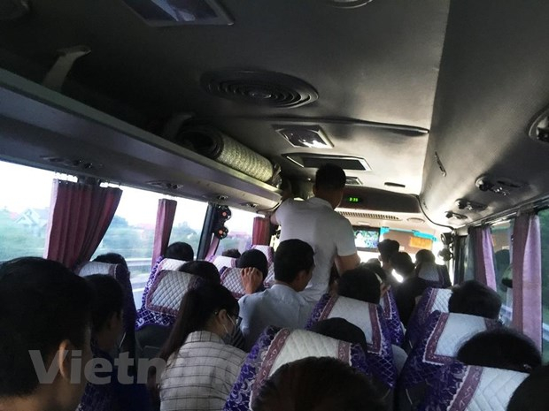 Xe kh&aacute;ch vẫn chở qu&aacute; số người, nhồi nh&eacute;t kh&aacute;ch, thu tiền qu&aacute; gi&aacute; v&eacute; quy định. (Ảnh: Việt H&ugrave;ng/Vietnam+).