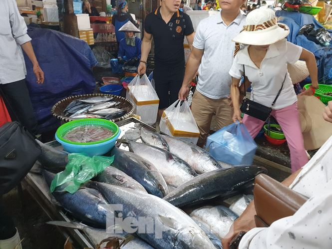 Nh&igrave;n thấy hải sản tươi ngon, nhiều du kh&aacute;ch c&ograve;n gọi điện cho bạn b&egrave; để chỉ chỗ đến mua.