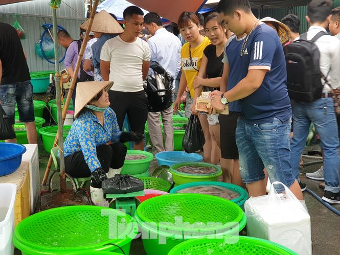 Đến khoảng 9h s&aacute;ng, d&ugrave; du kh&aacute;ch c&oacute; muốn mua cũng kh&ocirc;ng c&ograve;n v&igrave; nhiều loại hải sản đ&atilde; hết h&agrave;ng. C&aacute;c tiểu thương hẹn kh&aacute;ch đến chiều khi t&agrave;u biển cập cảng, l&uacute;c đấy lại tha hồ lựa chọn hải sản tươi ngon.