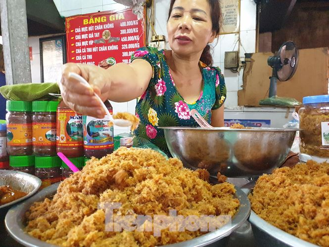 C&ocirc; b&aacute;n ruốc thịt, ruốc t&eacute;p v&agrave; c&aacute;c loại gia vị nước chấm l&agrave;m từ hải sản đon đả mời kh&aacute;ch.