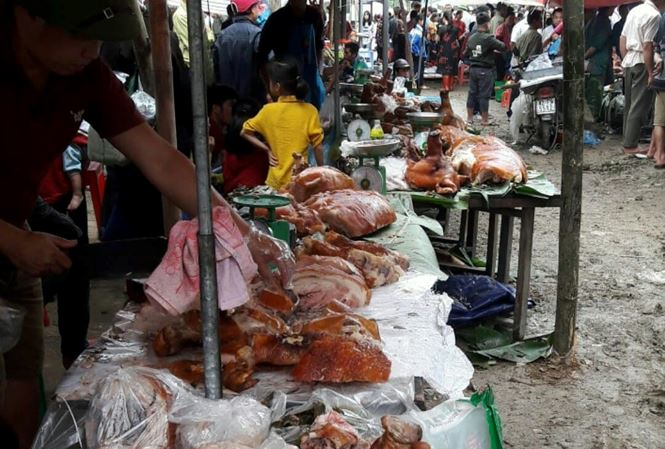 Khoảng 200 con lợn quay v&agrave;ng rộm tại lễ hội Ba X&atilde;. Ảnh: Duy Chiến.