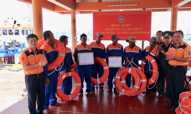 Cứu nạn 7 thuyền viên tàu cá gặp sự cố chết máy tại vùng Nam vịnh Bắc Bộ