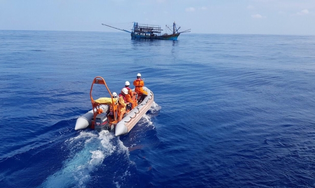 Cấp cứu thuyền viên tàu cá gặp tai nạn lao động trên biển
