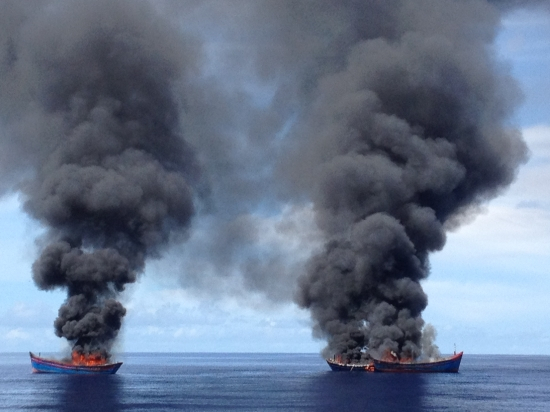 Tàu cá ngư dân Quảng Ngãi khai thác hải sản trái phép bị nước ngoài phá hủy. Ảnh: Văn Tánh