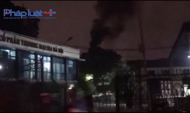 C&ocirc;ng ty Bia H&agrave; Nội xả kh&oacute;i đen ng&uacute;t trời