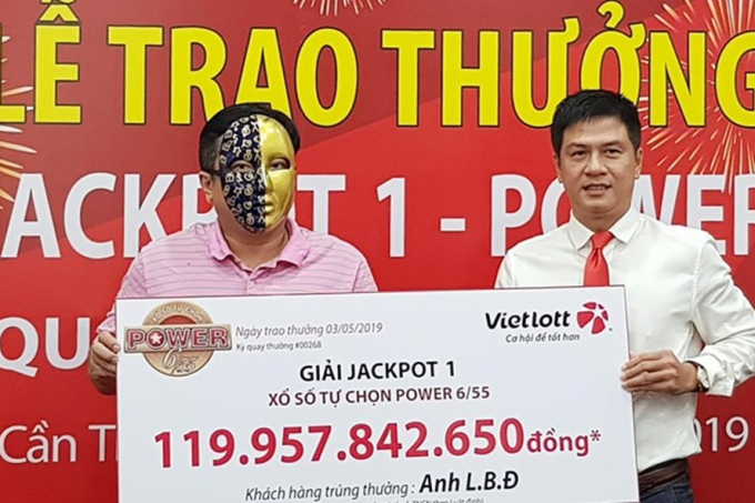 Anh Đ. nhận giải thưởng lớn nhất miền Tây của Vietlott. Ảnh: Zing.vn
