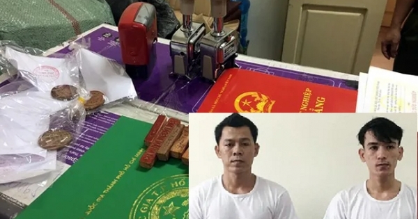 Triệt phá đường dây làm bằng giả thu giữ gần 1 tấn phôi và hơn 1.000 con dấu giả