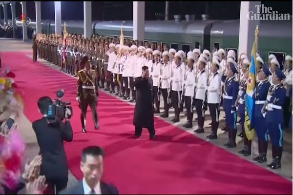 Rạng sáng ngày 30/4, Chủ tịch Triều Tiên Kim Jong Un đã xuống ga tàu ở Triều Tiên, kết thúc chuyến thăm chính thức Liên bang Nga. Ảnh: The Guardian.