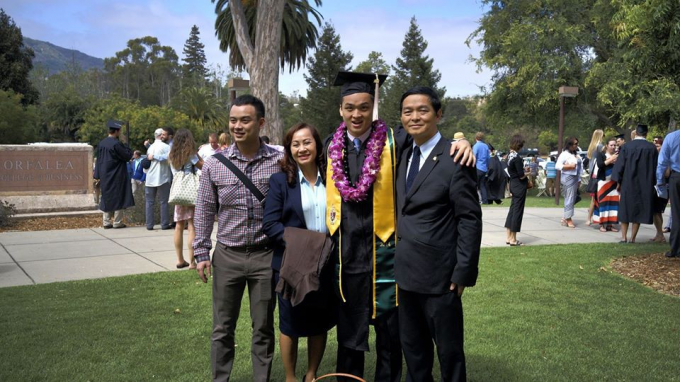 Ông Lê Viết Hải (Ngoài cùng bên phải) và ông Lê Viết Hiếu (đứng thứ hai từ bên phải).