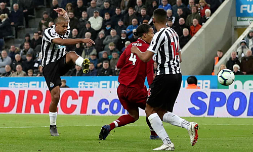 Rondon (trái) vô-lê đẹp mắt gỡ hòa 2-2. Ảnh: Reuters.