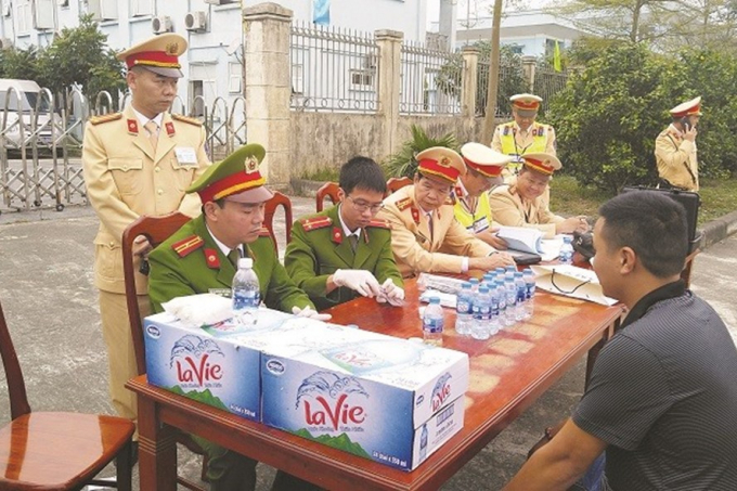 Lực lượng công an kiểm tra lái xe sử dụng ma tuý.