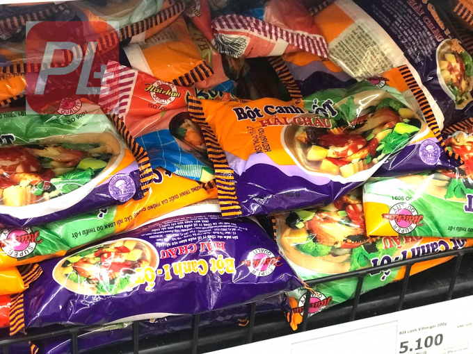 Sản phẩm muối Bột canh I-ốt Hải Châu có mặt trên kệ hàng của một siêu thị tại Hà Nội. Ảnh Thanh Bình