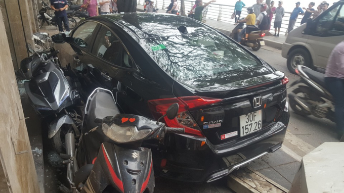 Chiếc xe ô tô lao lên vỉa hè đâm vào hàng loạt xe máy.