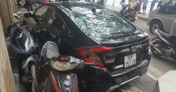 Hà Nội: Ô tô lao lên vỉa hè đâm nát 6 xe máy ở Hồ Tây